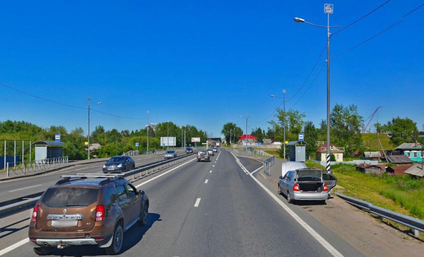 В Архангельске водители массово объезжают пробку по тротуару